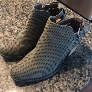 Quipid olive booties sz 6.5. EUC